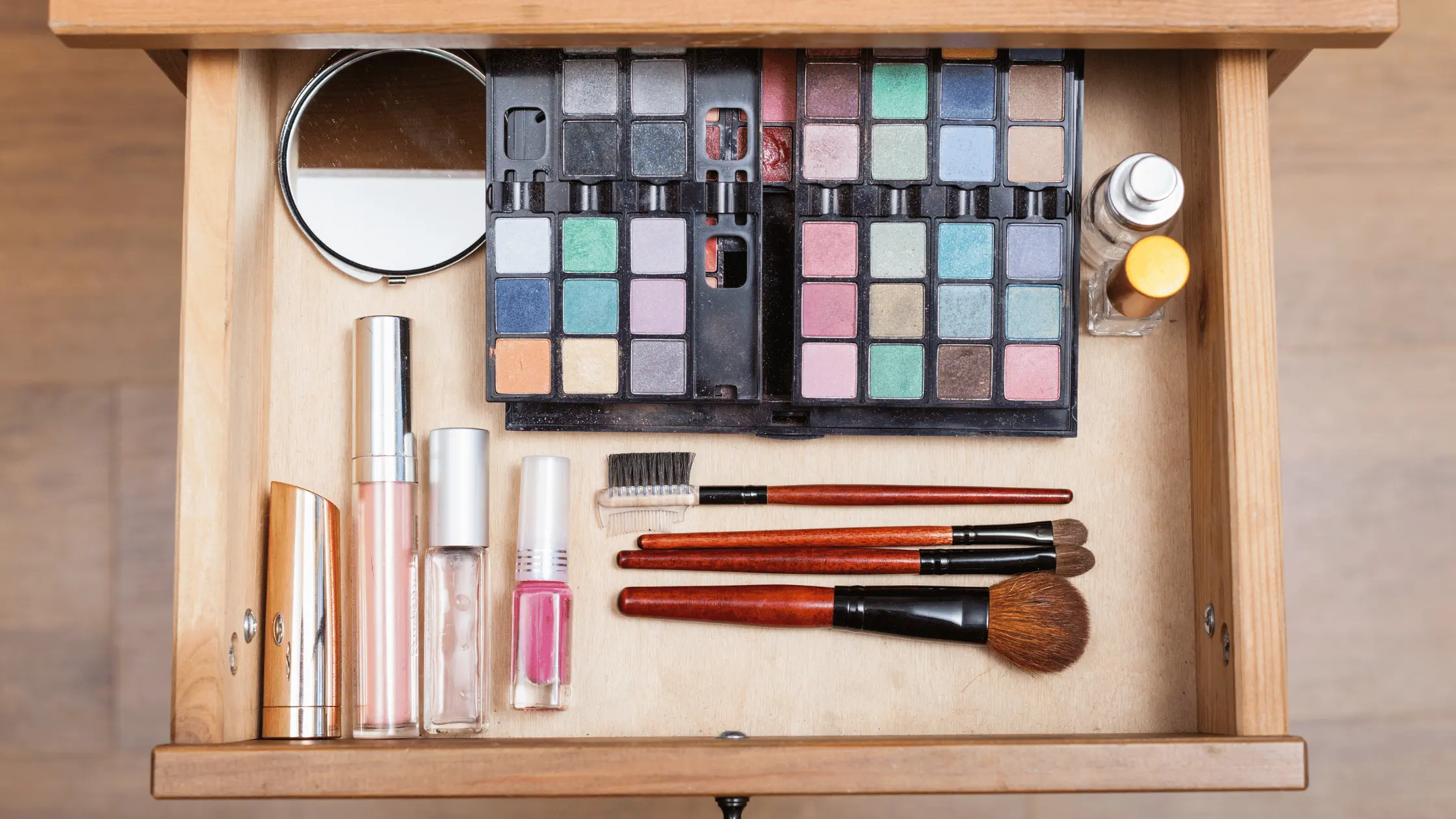 Organize Makeup in Drawers